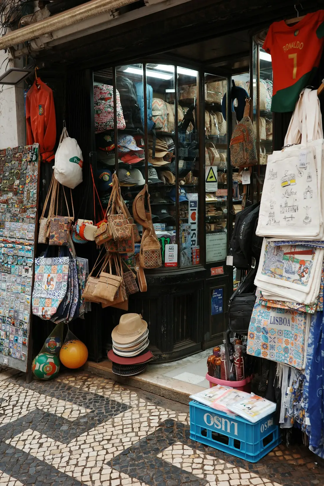 A montra de uma loja numa rua de calçada portuguesa