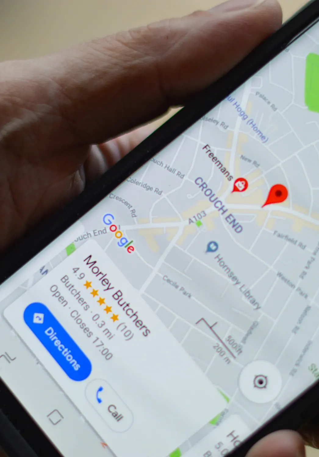 Um telemóvel mostra uma loja no Google Maps, com avaliações