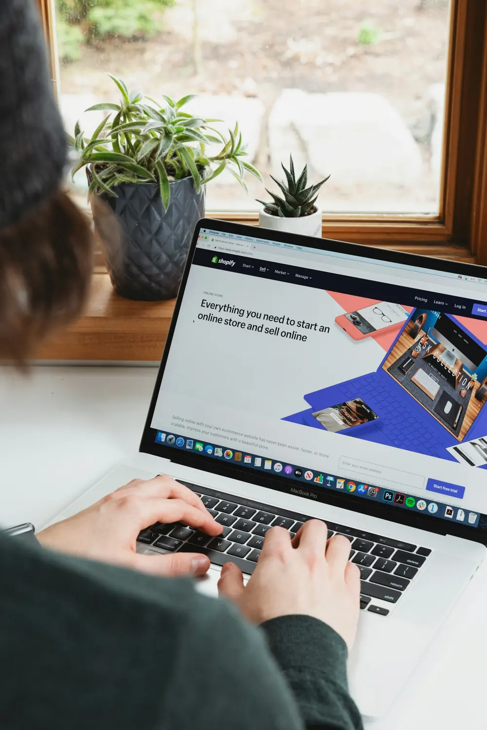 Uma pessoa trabalha no site de uma empresa, num portátil